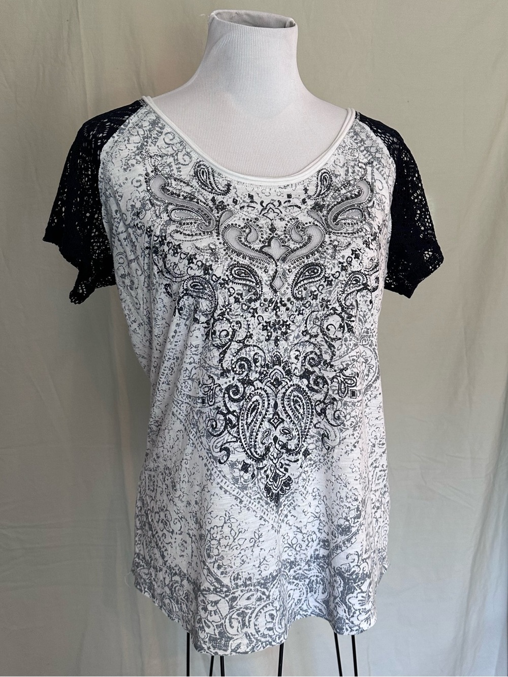 Maurices White Top Black & Gray Paisley Print Lace Crochet Sleeves Bling Large
